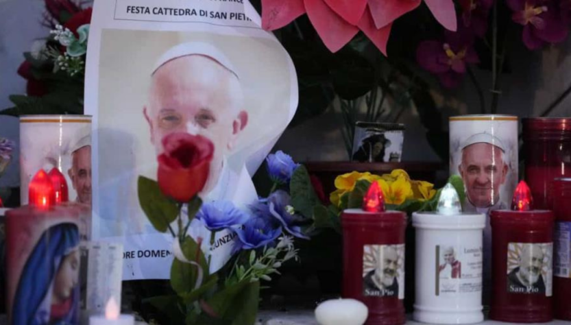 Altar para pronta recuperacion del Papa Francisco