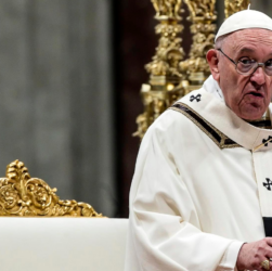 Papa Francisco parado frente a podio y micrófonos hablando