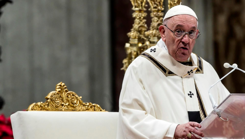 Papa Francisco parado frente a podio y micrófonos hablando