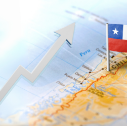 Bandera de Chile en mapa, flecha apuntando hacia arriba indica crecimiento y oportunidades