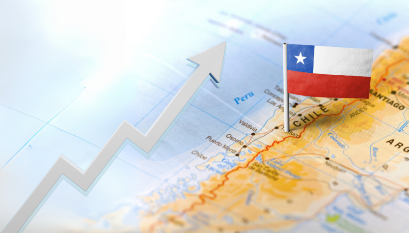 Bandera de Chile en mapa, flecha apuntando hacia arriba indica crecimiento y oportunidades