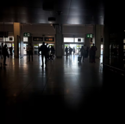 Aeropuerto de Madrid-Barajas durante el apagón de este lunes. Foto: Jaime Villanueva