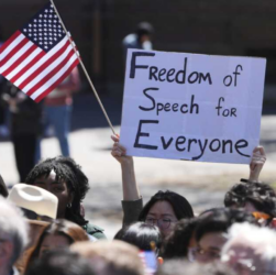 Estudiantes, profesores y miembros de la comunidad universitaria de Harvard se manifiestan el jueves 17 de abril de 2025 en Cambridge, Massachusetts. FOTO: Charles Krupa/AP