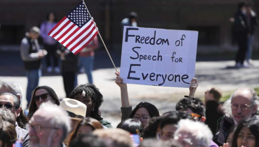 Estudiantes, profesores y miembros de la comunidad universitaria de Harvard se manifiestan el jueves 17 de abril de 2025 en Cambridge, Massachusetts. FOTO: Charles Krupa/AP
