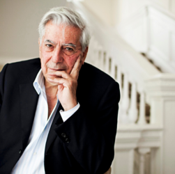 Mario Vargas Llosa posa frente a cámara recostado de mueble. FOTO: FUENTE EXTERNA