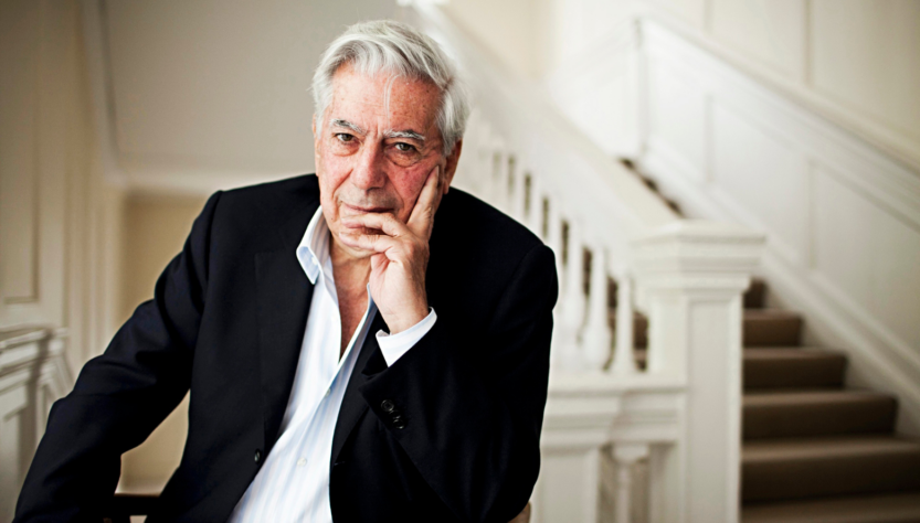 Mario Vargas Llosa posa frente a cámara recostado de mueble. FOTO: FUENTE EXTERNA