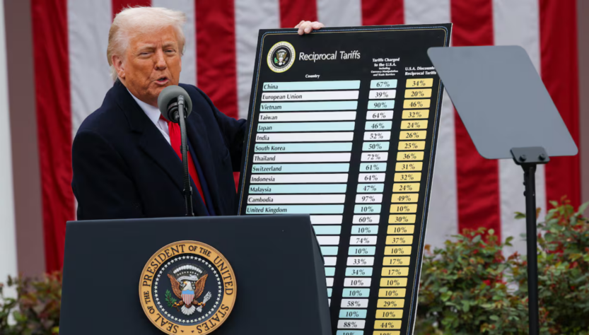 Trump sostiene una tabla donde establece aranceles reciprocos. FOTO: Evan Vucci (AP)