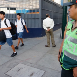 Agente policial de Perú refuerza seguridad en las calles de la ciudad. Plan Seguro Perú 2026. FOTO: MININTER
