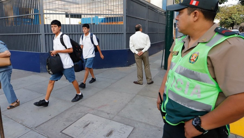 Agente policial de Perú refuerza seguridad en las calles de la ciudad. Plan Seguro Perú 2026. FOTO: MININTER